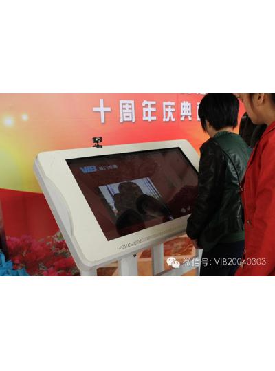 維博十年，感恩有您！ 伴隨著(zhù)慶典的鐘聲，十周年慶典順利拉開(kāi)帷幕！